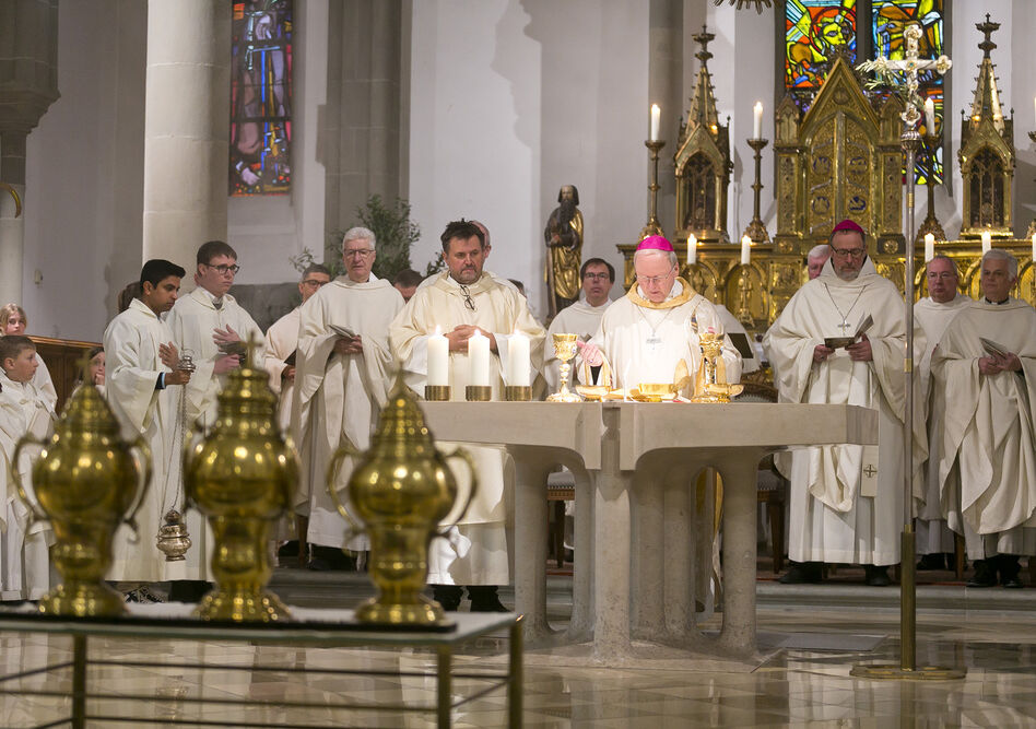 Feldkirch_am_30_3_2026_Bischof_Benno_Elbs_bei_der_Weihe_des_Chrisam_Oel_im_Dom_von_Feldkirch_Kirche__Ministranten__Segnung-Chrisamoel_003_2026_03_30