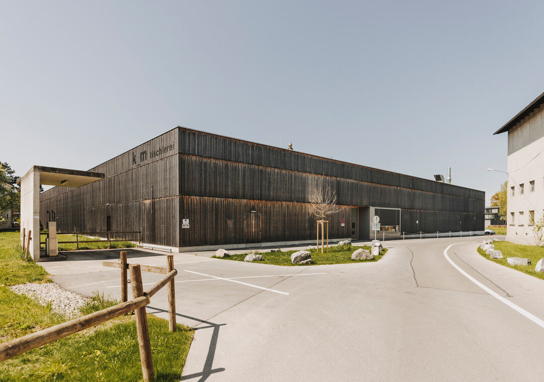 TISCHLEREI_MEHRERAU-Gebäude von links_A-Lamprecht