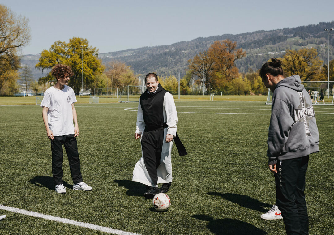 KLOSTER-MEHRERAU-Frater Josua kickt_A-Lamprecht
