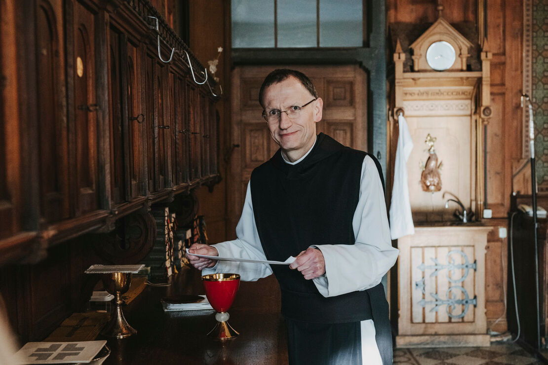 KLOSTER-MEHRERAU-Pater Christoph in Sakristei_1_A-Lamprecht