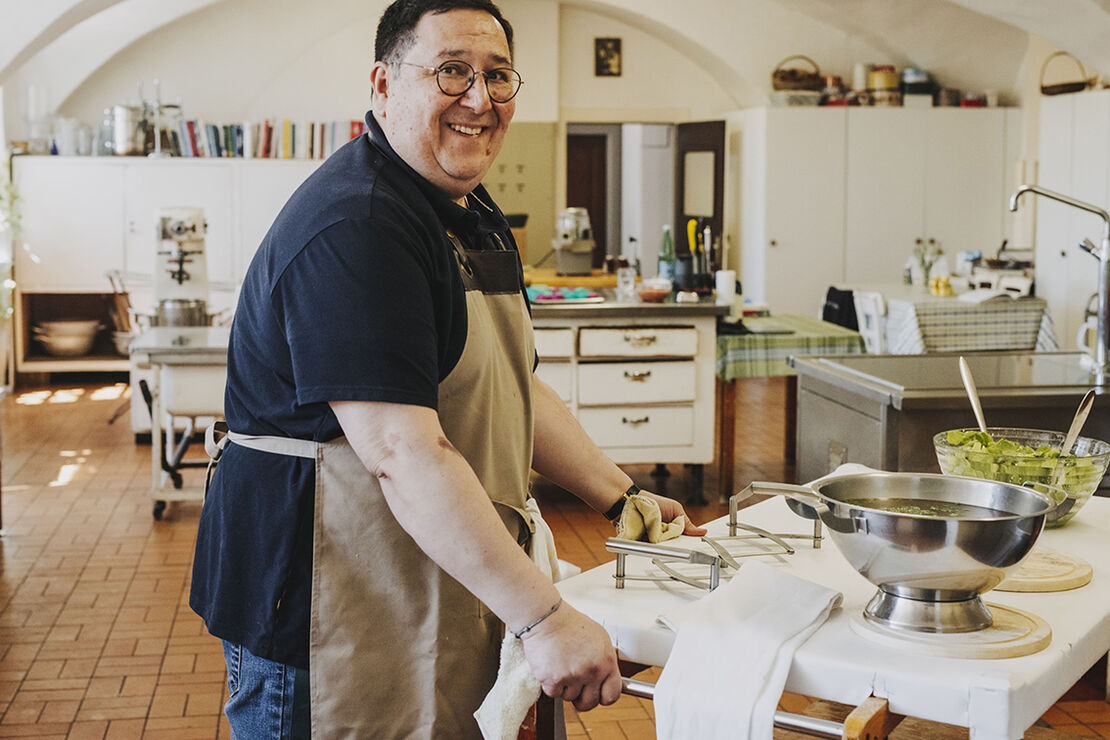 KLOSTER-MEHRERAU-Pater Stephan mit Suppe_A-Lamprecht