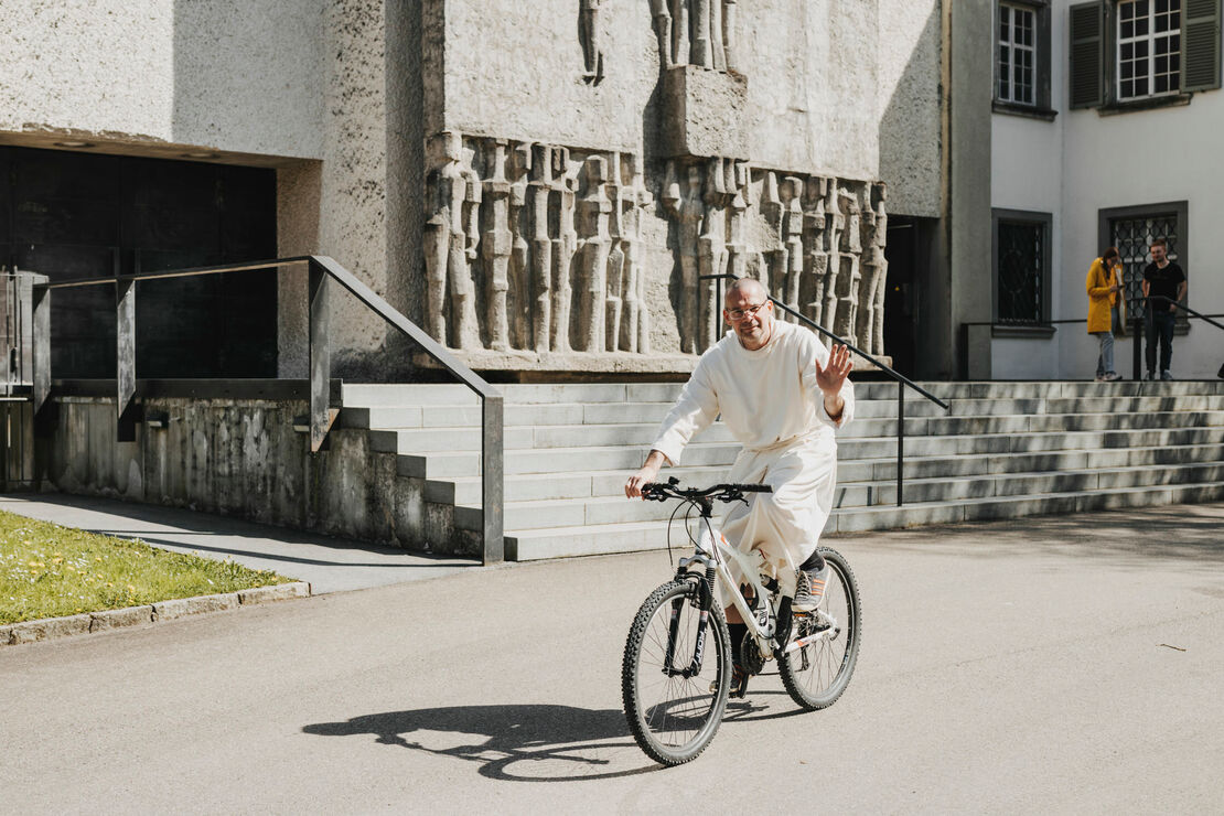 KLOSTER-MEHRERAU-Frater Filip auf dem Fahrrad_A-Lamprecht