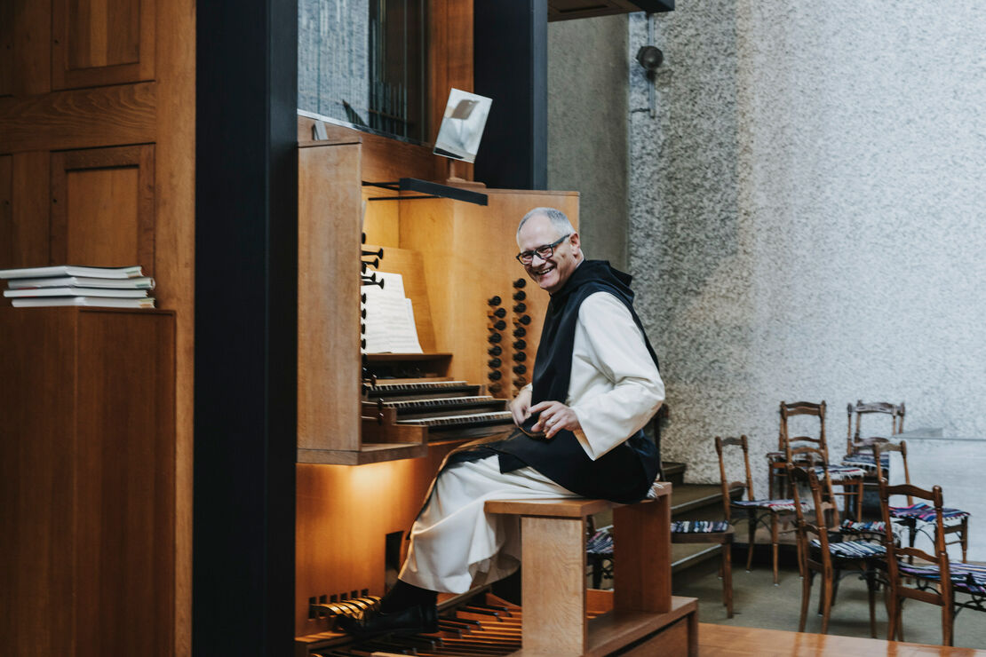KLOSTER-MEHRERAU-frater Amandus an der Orgel quer_A-Lamprecht