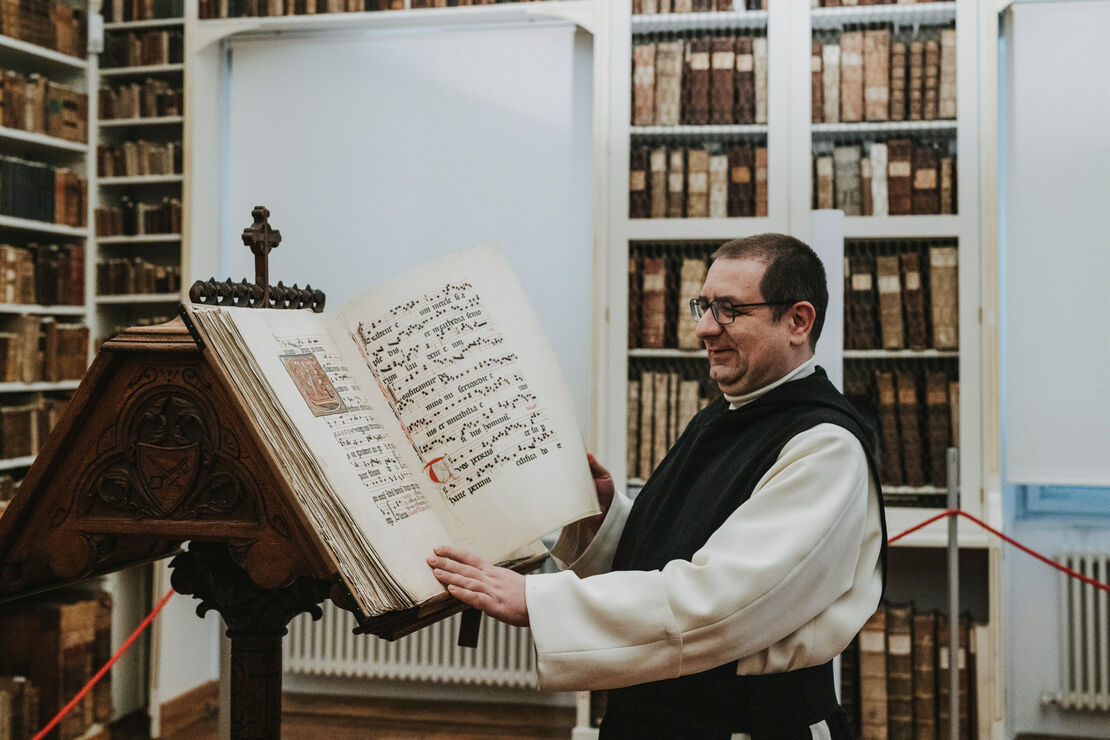 KLOSTER-MEHRERAU-Pater Prior Henrik mit Buch_A-Lamprecht