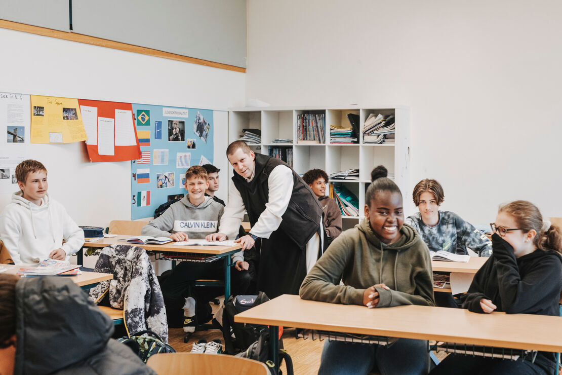 COLLEGIUM-BERNARDI_Frater Josua im Klassenzimmer_A-Lamprecht
