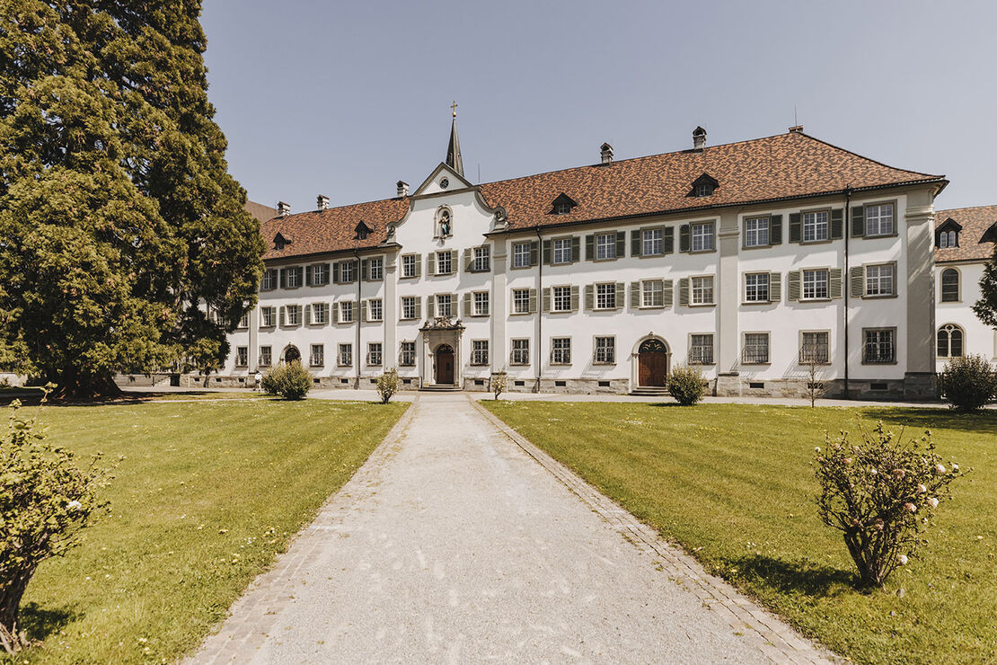 KLOSTER-MEHRERAU-Gebäude von Vorne_A-Lamprecht