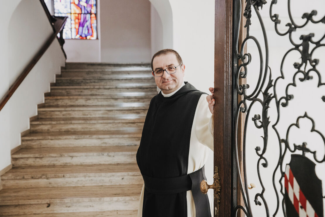 KLOSTER-MEHRERAU-Pater Prior an Pfortentür_A-Lamprecht
