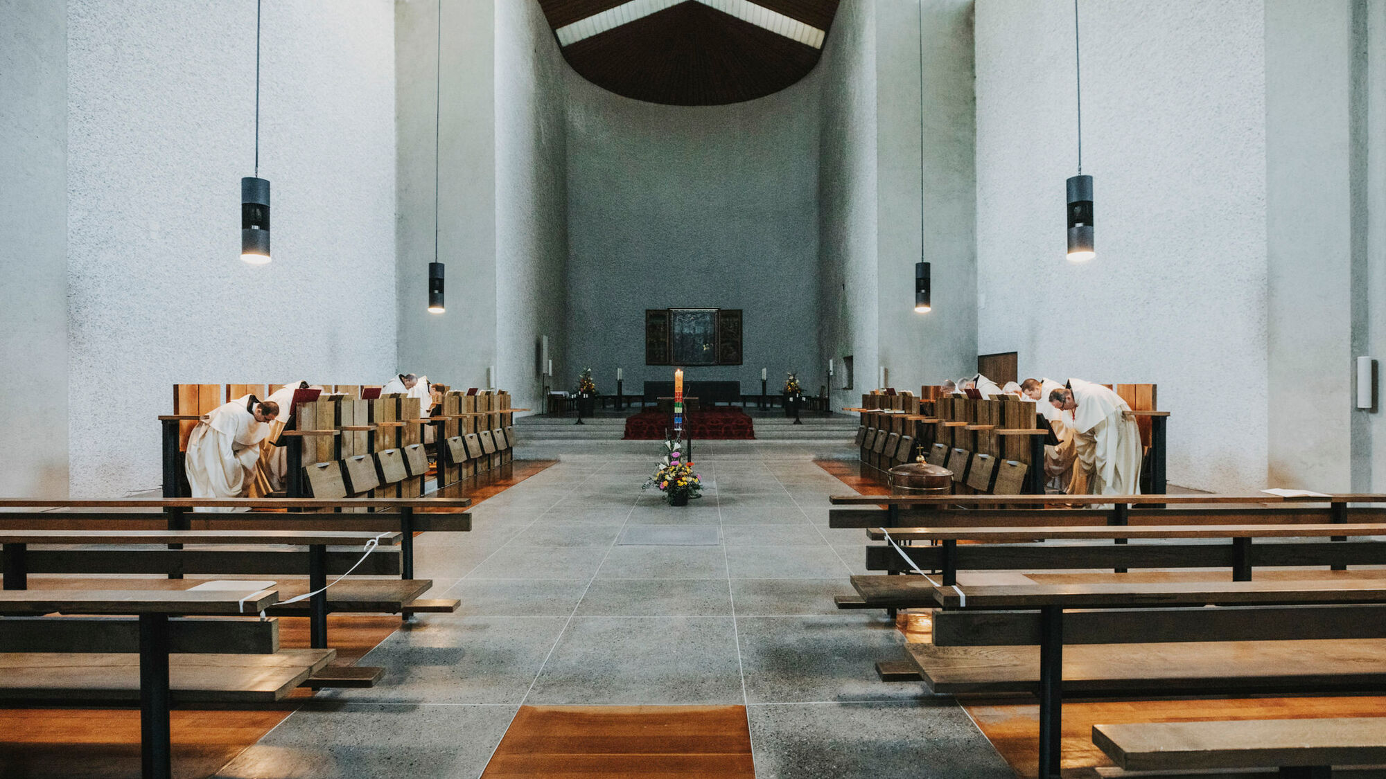 KLOSTER-MEHRERAU-Mönche beten im Chorgebet_A-Lamprecht
