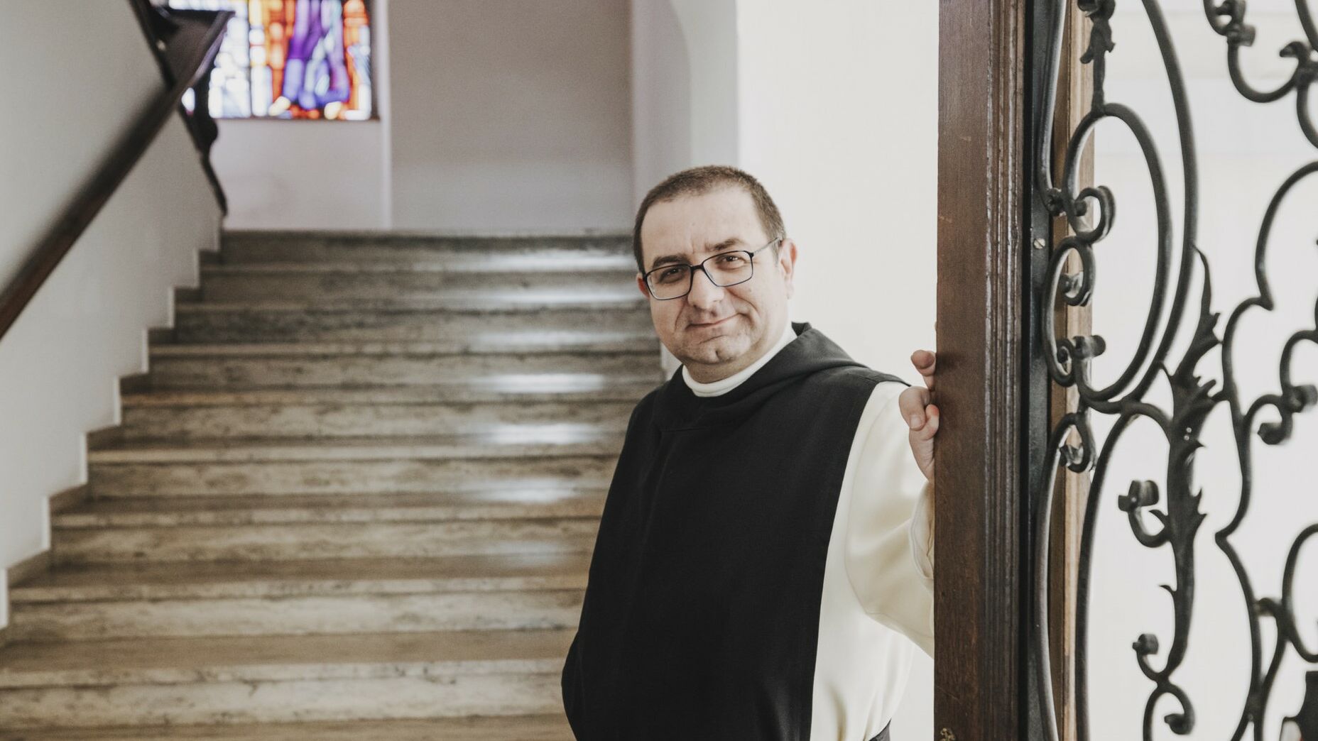 KLOSTER-MEHRERAU-Pater Prior an Pfortentür_A-Lamprecht(1)