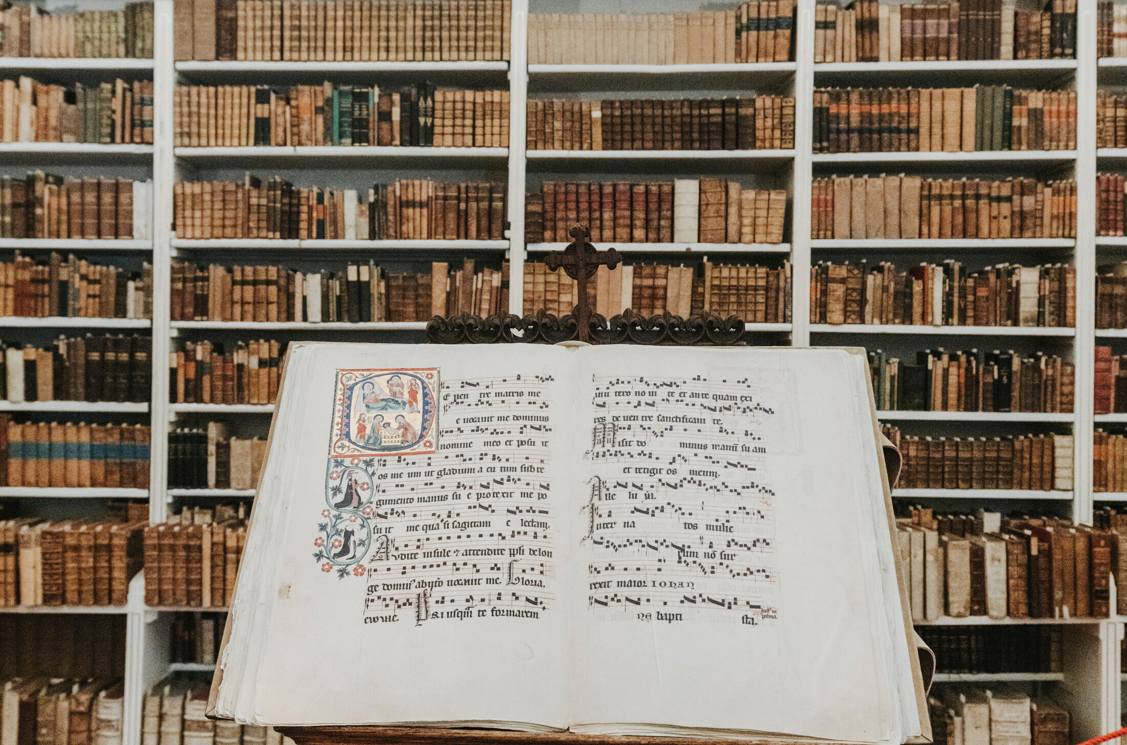 KLOSTER-MEHRERAU-Buch in Barockbibliothek hoch_A-Lamprecht