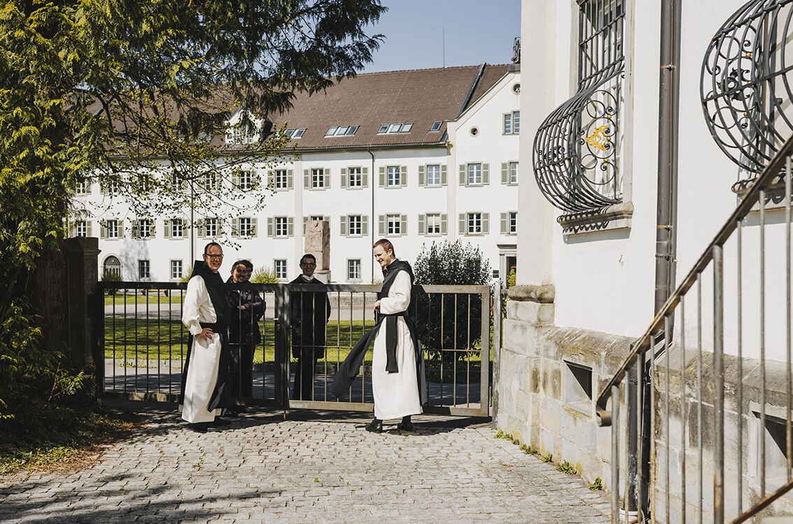KLOSTER-MEHRERAU-ABt Vinzenz mit Gästen im Gespräch_A-Lamprecht