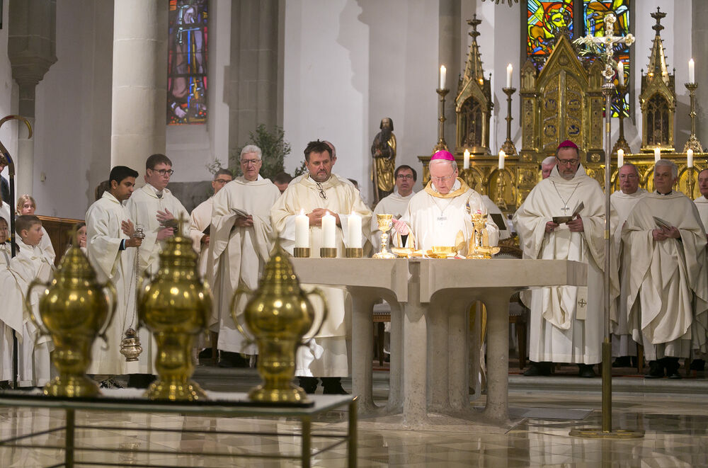 Feldkirch_am_30_3_2026_Bischof_Benno_Elbs_bei_der_Weihe_des_Chrisam_Oel_im_Dom_von_Feldkirch_Kirche__Ministranten__Segnung-Chrisamoel_003_2026_03_30