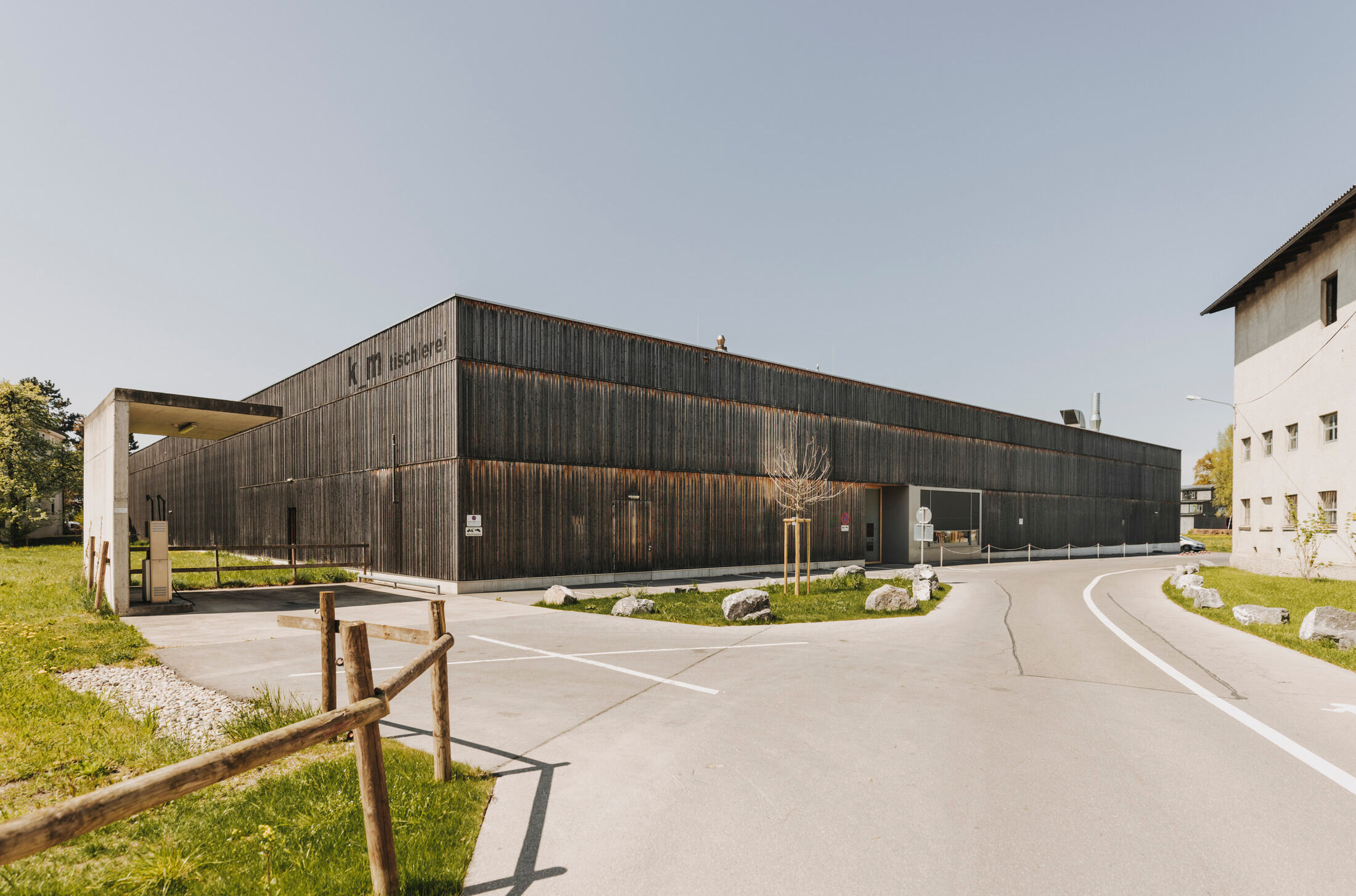 TISCHLEREI_MEHRERAU-Gebäude von links_A-Lamprecht