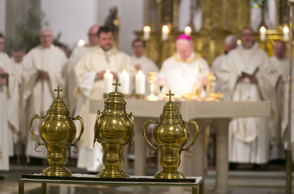 Feldkirch_am_30_3_2026_Bischof_Benno_Elbs_bei_der_Weihe_des_Chrisam_Oel_im_Dom_von_Feldkirch_Kirche__Ministranten__Segnung-Chrisamoel_004_2026_03_30