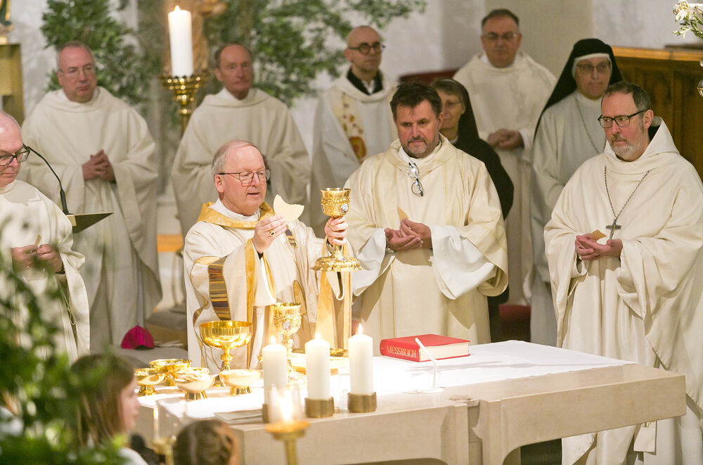 Feldkirch_am_30_3_2026_Bischof_Benno_Elbs_bei_der_Weihe_des_Chrisam_Oel_im_Dom_von_Feldkirch_Kirche__Ministranten__Segnung-Chrisamoel_088_2026_03_30