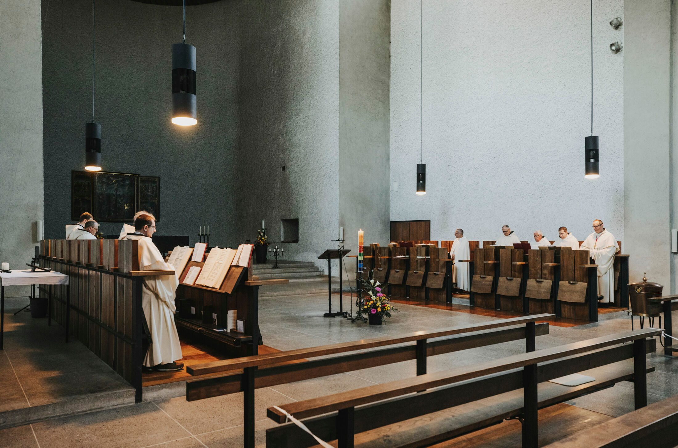 KLOSTER-MEHRERAU-Mönche beim Beten_A-Lamprecht