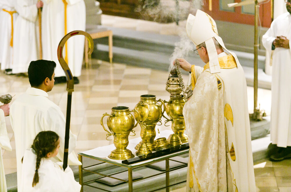 Feldkirch_am_30_3_2026_Bischof_Benno_Elbs_bei_der_Weihe_des_Chrisam_Oel_im_Dom_von_Feldkirch_Kirche__Ministranten__Segnung-Chrisamoel_151_2026_03_30