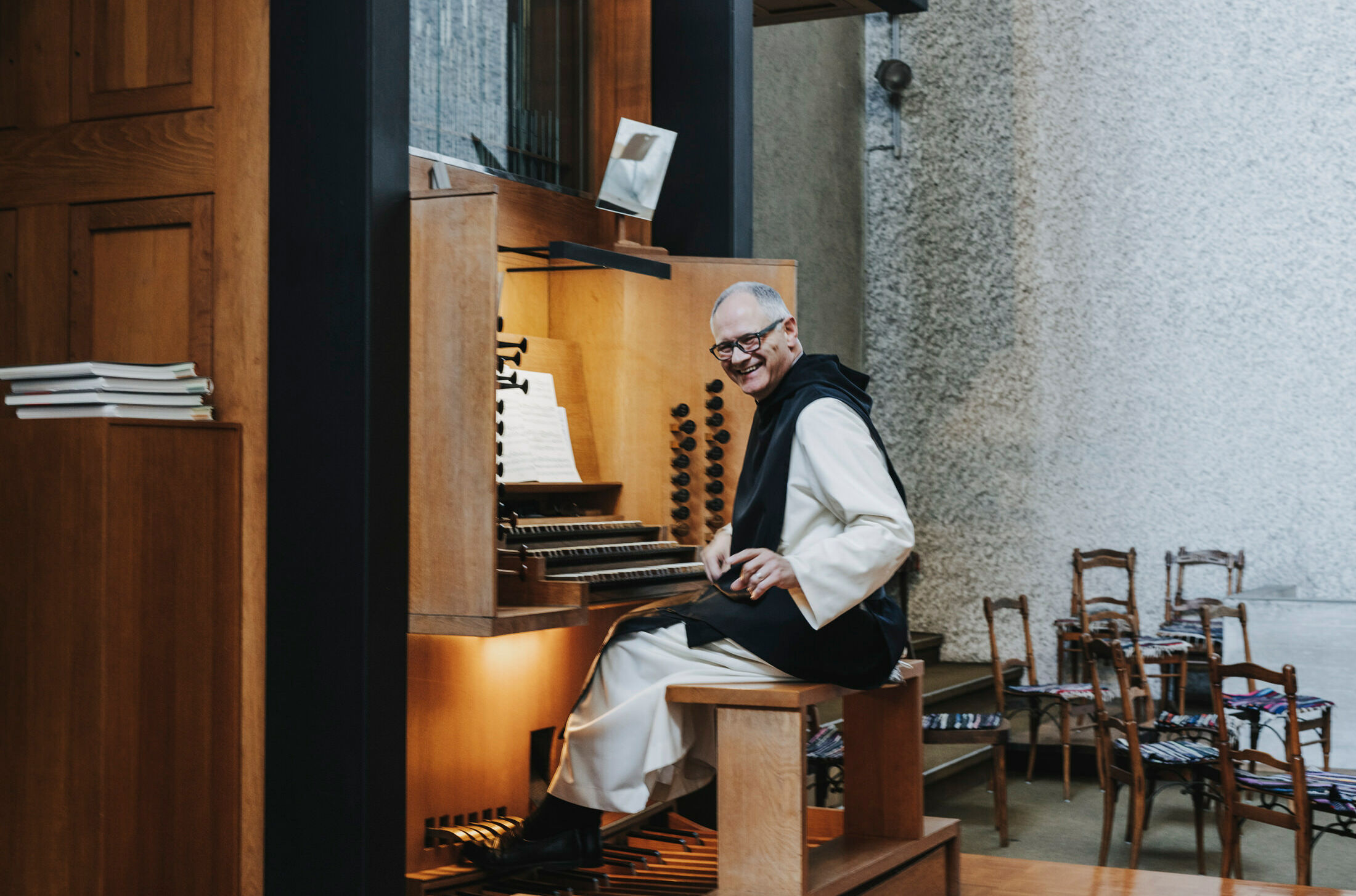 KLOSTER-MEHRERAU-frater Amandus an der Orgel quer_A-Lamprecht