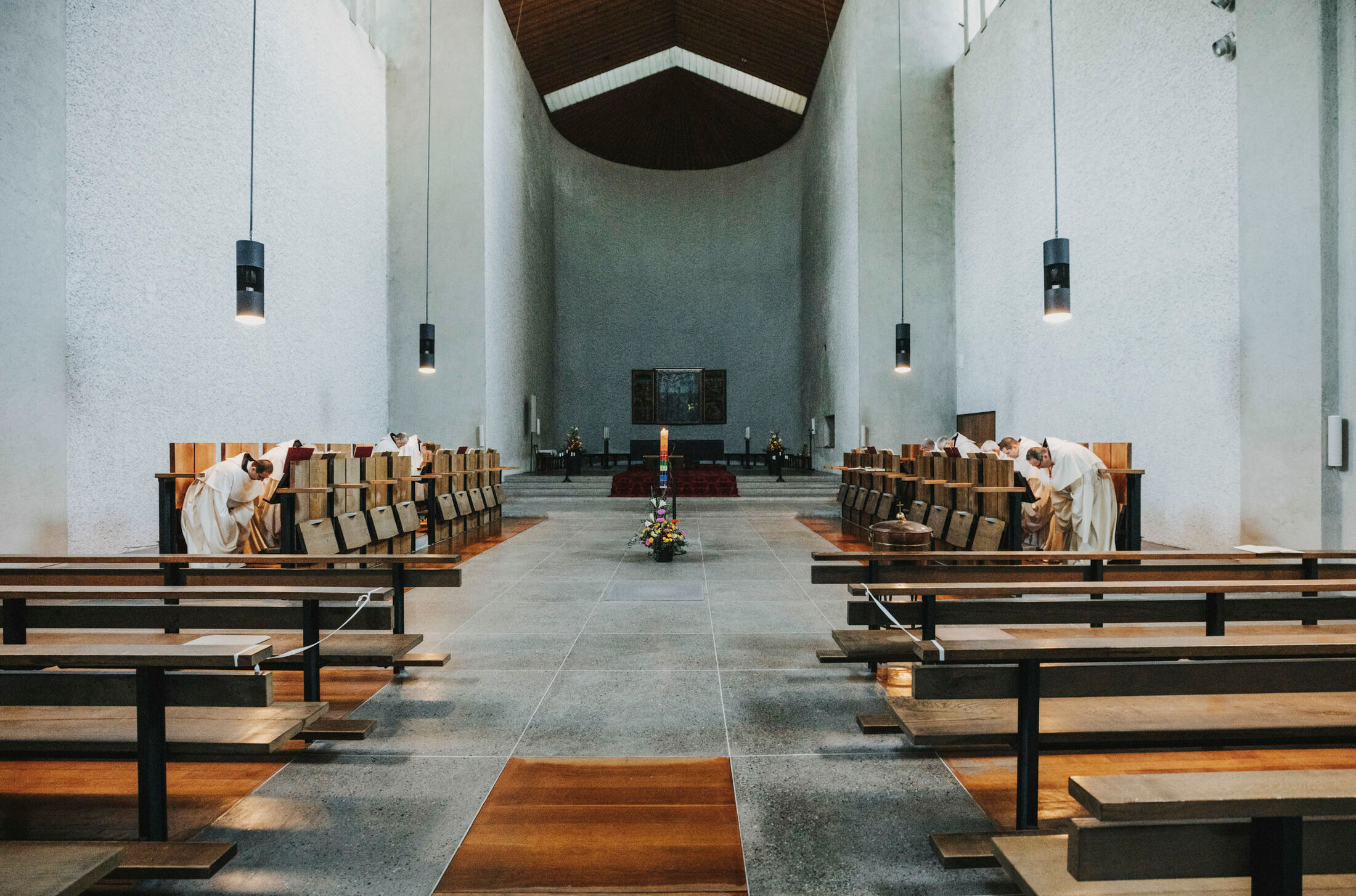 KLOSTER-MEHRERAU-Mönche beten im Chorgebet_A-Lamprecht