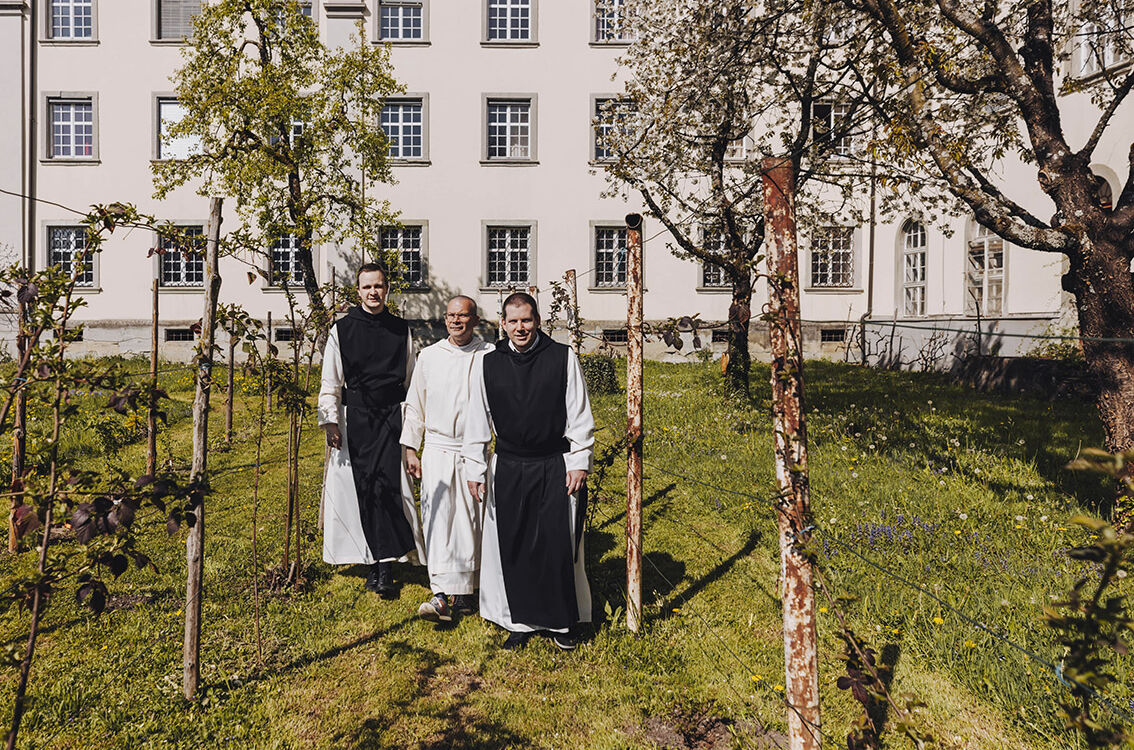 KLOSTER-MEHRERAU-Fratres im Garten_A-Lamprecht