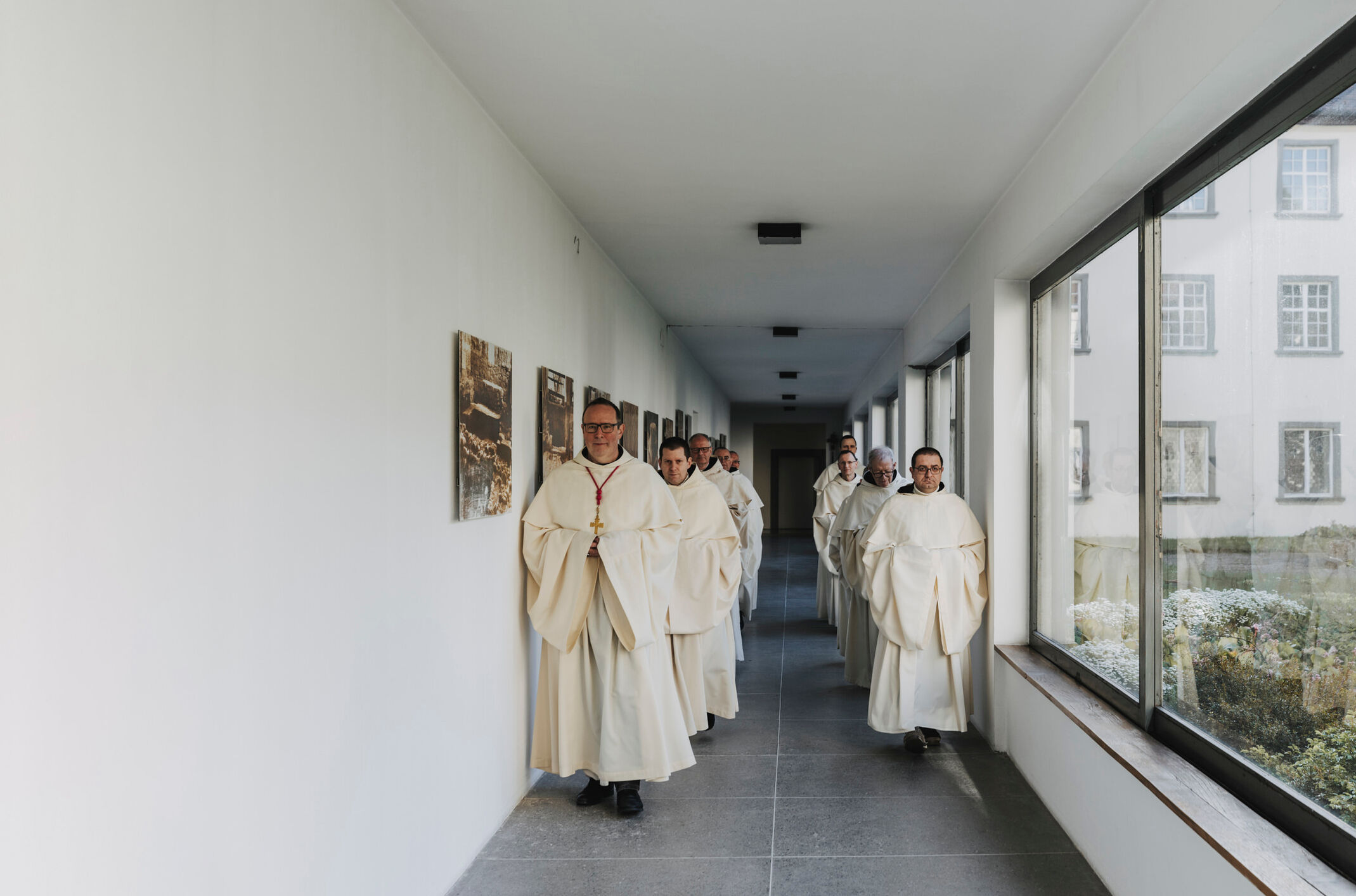 KLOSTER-MEHRERAU-alle Mönche gehen am Gang_A-Lamprecht