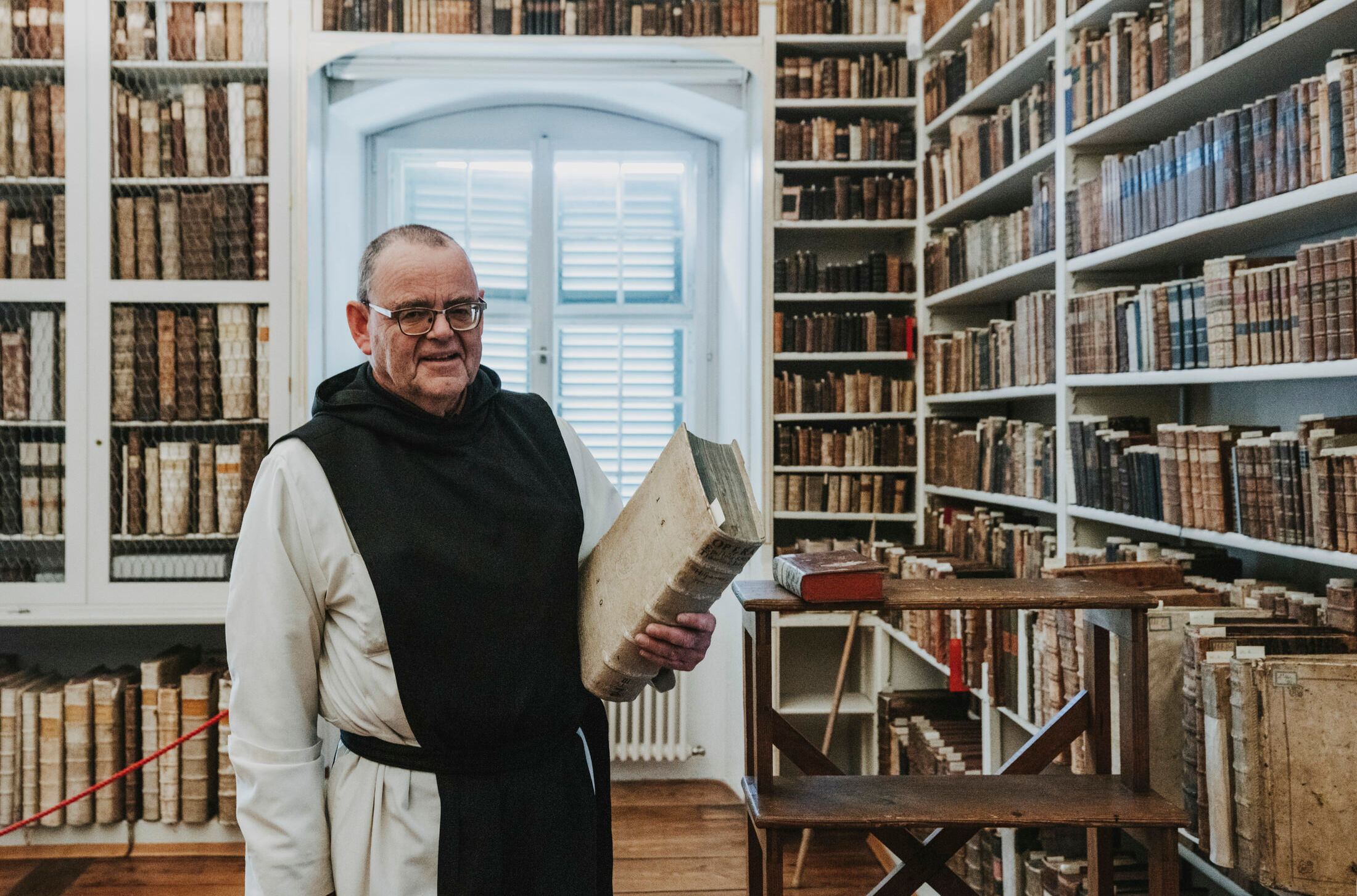 KLOSTER-MEHRERAU-Frater Johannes in Barockbibliothek_A-Lamprecht