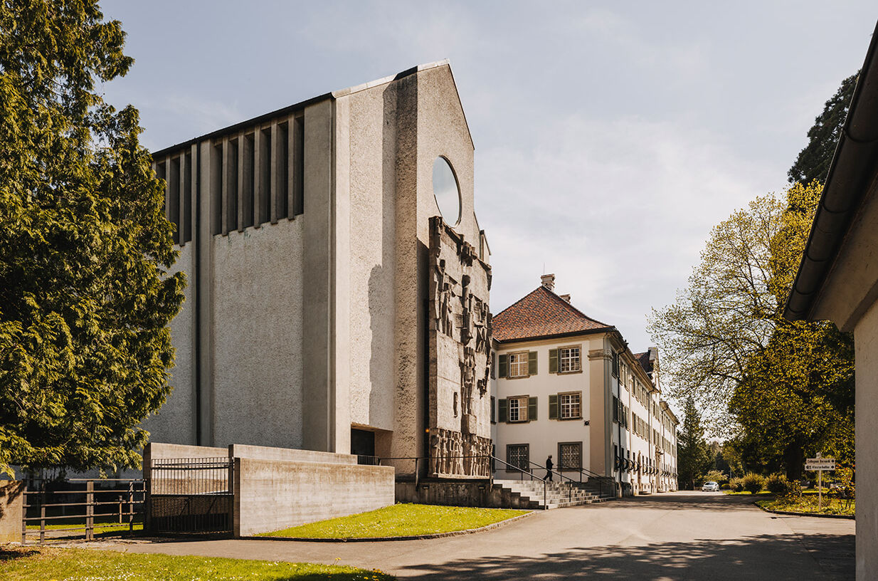 KLOSTER-MEHRERAU-Abteikirche mit Kloster von aussen quer_A-Lamprecht