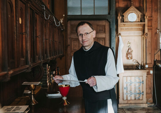 KLOSTER-MEHRERAU-Pater Christoph in Sakristei_1_A-Lamprecht