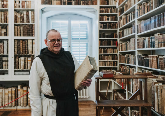 KLOSTER-MEHRERAU-Frater Johannes in Barockbibliothek_A-Lamprecht
