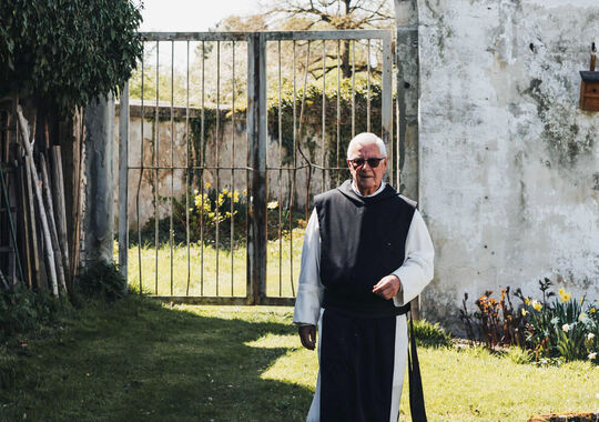 KLOSTER-MEHRERAU-Pater Nivard im Garten Torbogen_A-Lamprecht