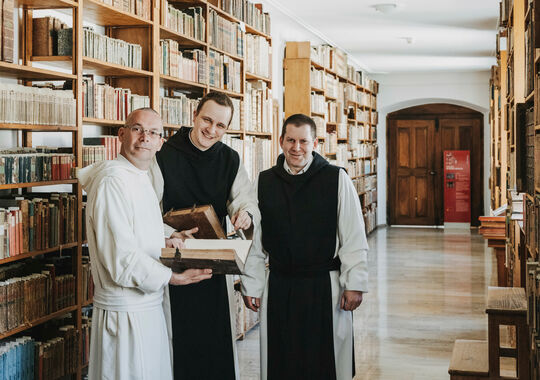 KLOSTER-MEHRERAU-Junge Frater mit Buch_A-Lamprecht