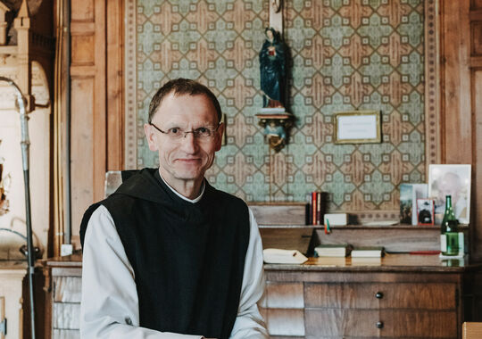 KLOSTER-MEHRERAU-Pater Christof in der Sakristei_A-Lamprecht