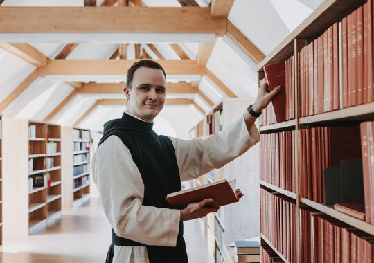 KLOSTER-MEHRERAU-Frater Maurus mit Buch_A-Lamprecht