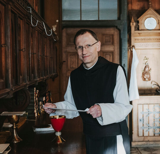 KLOSTER-MEHRERAU-Pater Christoph in Sakristei_1_A-Lamprecht