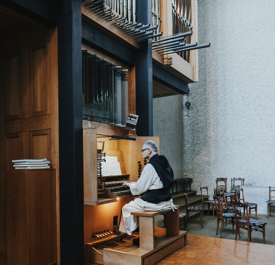 KLOSTER-MEHRERAU-Pater Amandus an der Orgel_A-Lamprecht