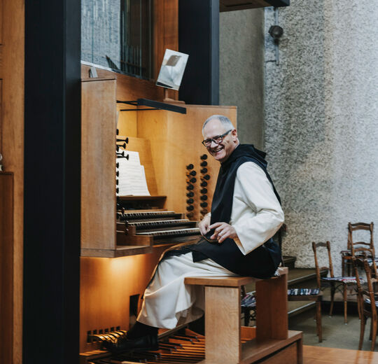 KLOSTER-MEHRERAU-frater Amandus an der Orgel quer_A-Lamprecht