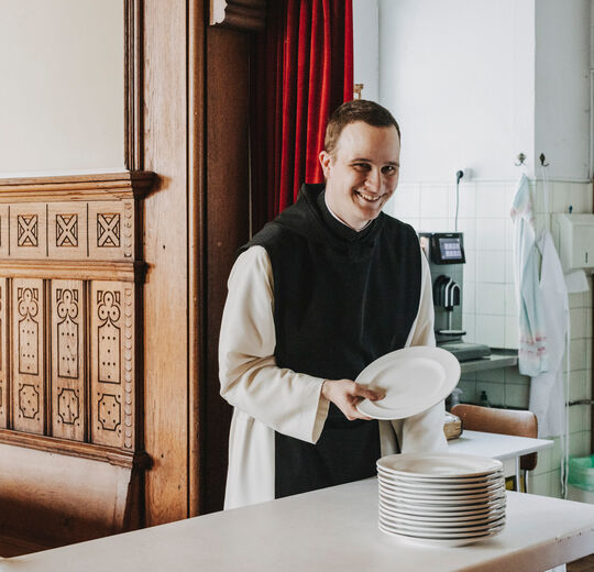 KLOSTER-MEHRERAU-Frater Maurus mit Geschirr_A-Lamprecht