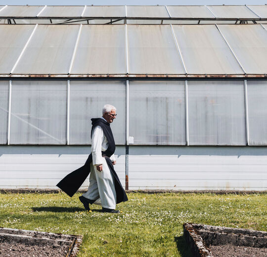 KLOSTER-MEHRERAU-Pater Nivard im Garten quer_A-Lamprecht
