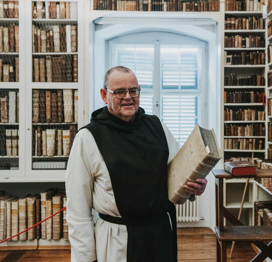KLOSTER-MEHRERAU-Frater Johannes in Barockbibliothek_A-Lamprecht