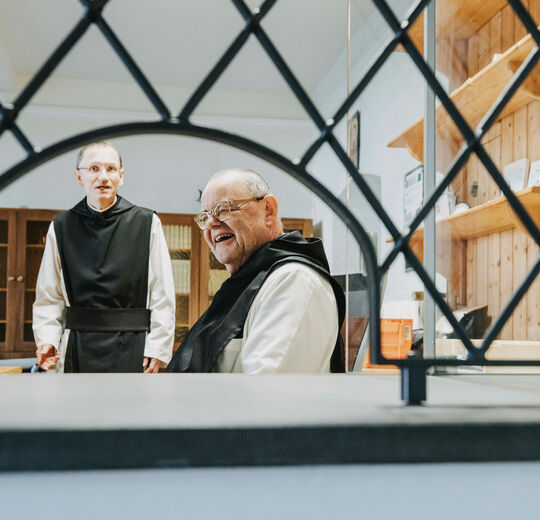 KLOSTER-MEHRERAU-Pater Christof und Pater Johannes in Pforte_A-Lamprecht