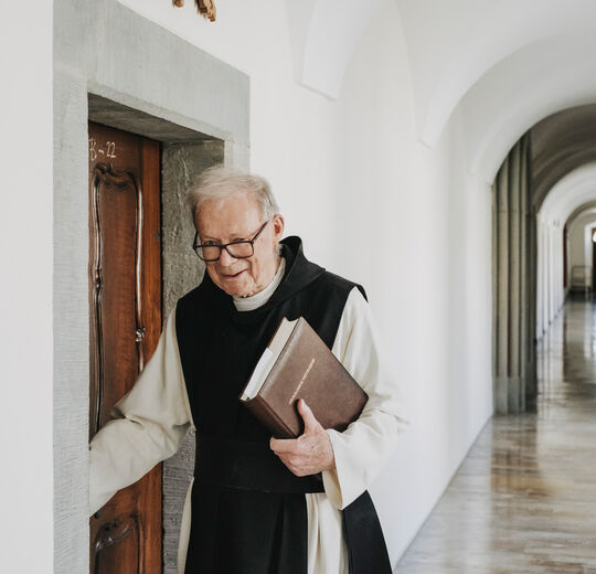 KLOSTER-MEHRERAU-Pater Michael mit Buch_A-Lamprecht