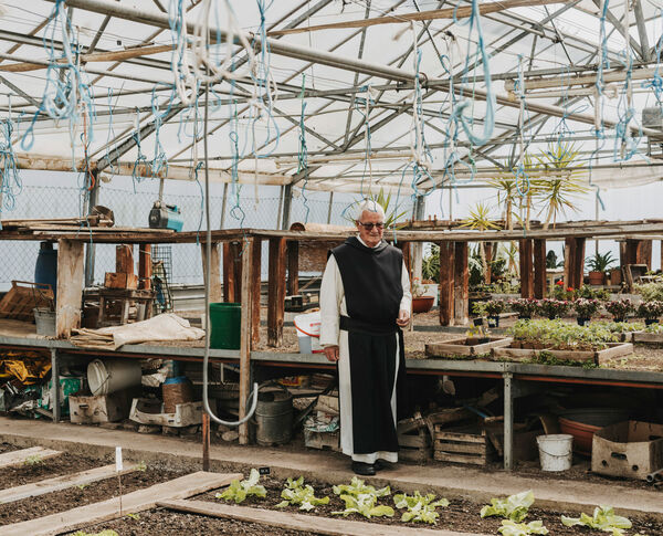 KLOSTER-MEHRERAU-Pater Nivard im Gewächshaus_A-Lamprecht