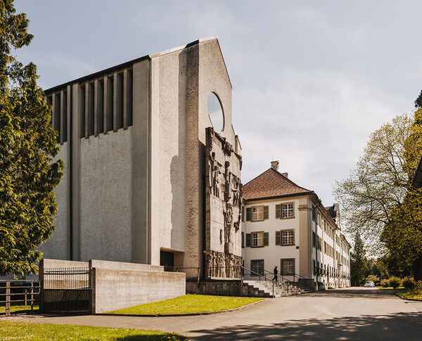 KLOSTER-MEHRERAU-Abteikirche mit Kloster von aussen quer_A-Lamprecht