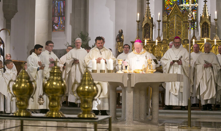 Feldkirch_am_30_3_2026_Bischof_Benno_Elbs_bei_der_Weihe_des_Chrisam_Oel_im_Dom_von_Feldkirch_Kirche__Ministranten__Segnung-Chrisamoel_003_2026_03_30